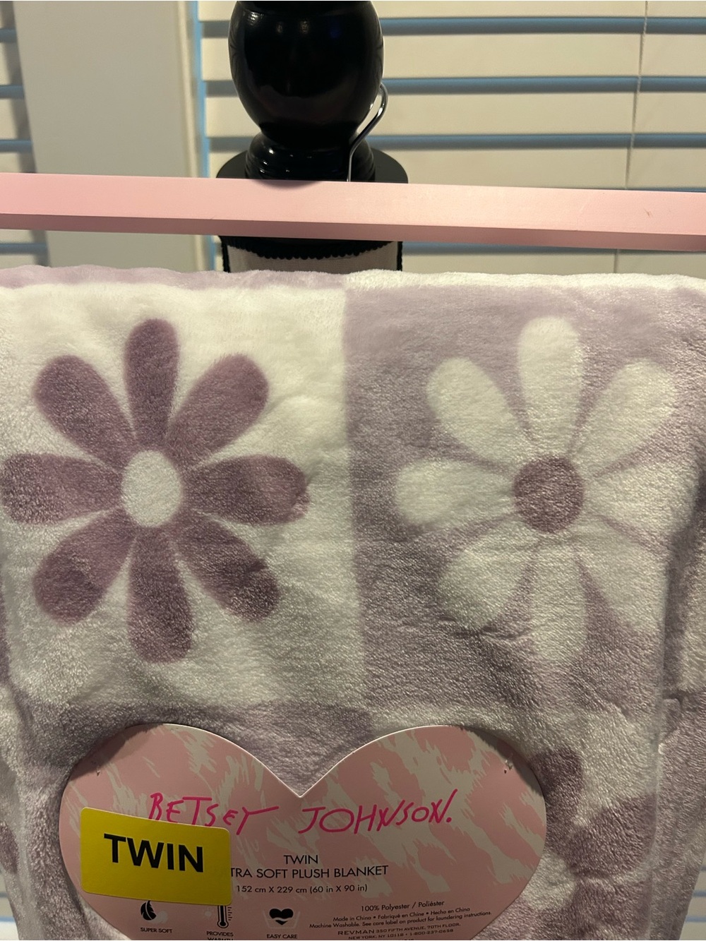 Betsey Johnson White and Purple Daisy Twin super soft blanket - Picture 3 of 3